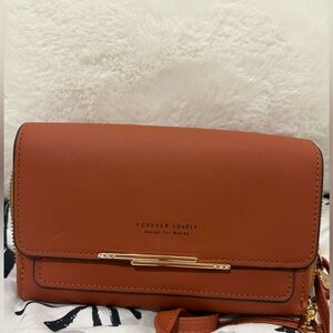NWOT Women's Tan Crossbody Bag, several pockets for all your needs. Never used